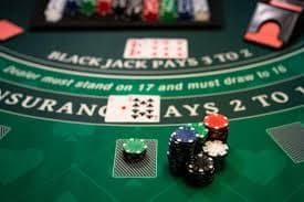 Cash game table on dayak slot with chip stacks and dealer button